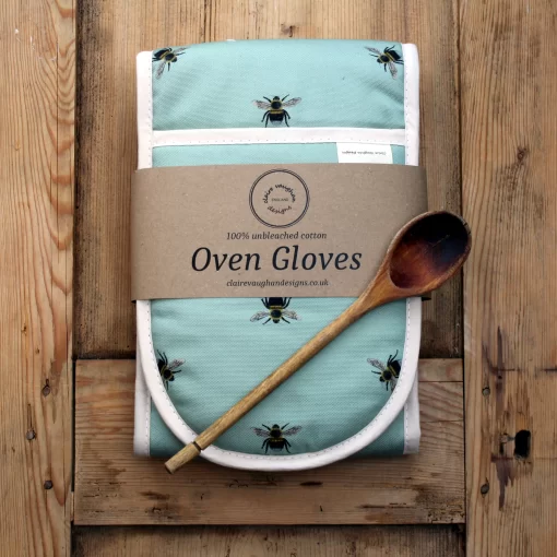 Bee oven gloves with wooden spoon